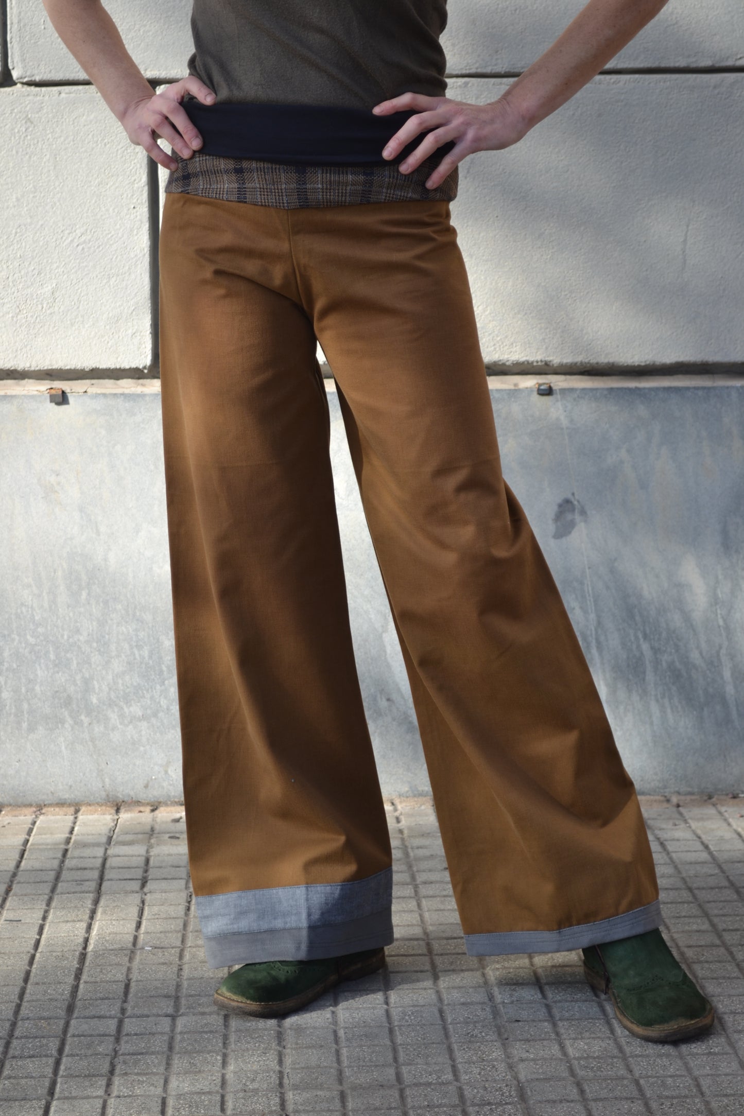 Pantalone Greta marrone chiaro e cinturino a quadri